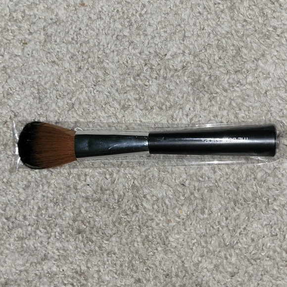 The Body Shop Blusher Brush - Picture 2 of 3
